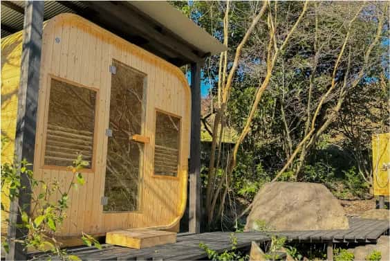 WAENの森の中に設置された木製プライベートサウナ小屋